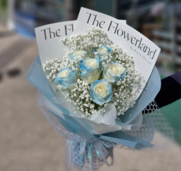 Frozen blue roses bouquet